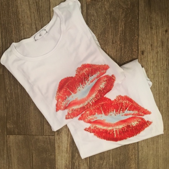 💋SEALED WITH A KISS LIP OR KISS PRINT GRAPHIC TEE NEW‎ - Picture 4 of 8